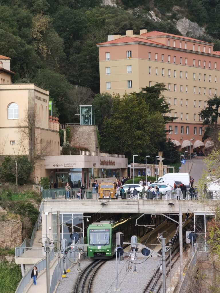 Cremallera de Montserrat - die Montserrat Zahnradbahn fährt direkt zum Kloster hinauf