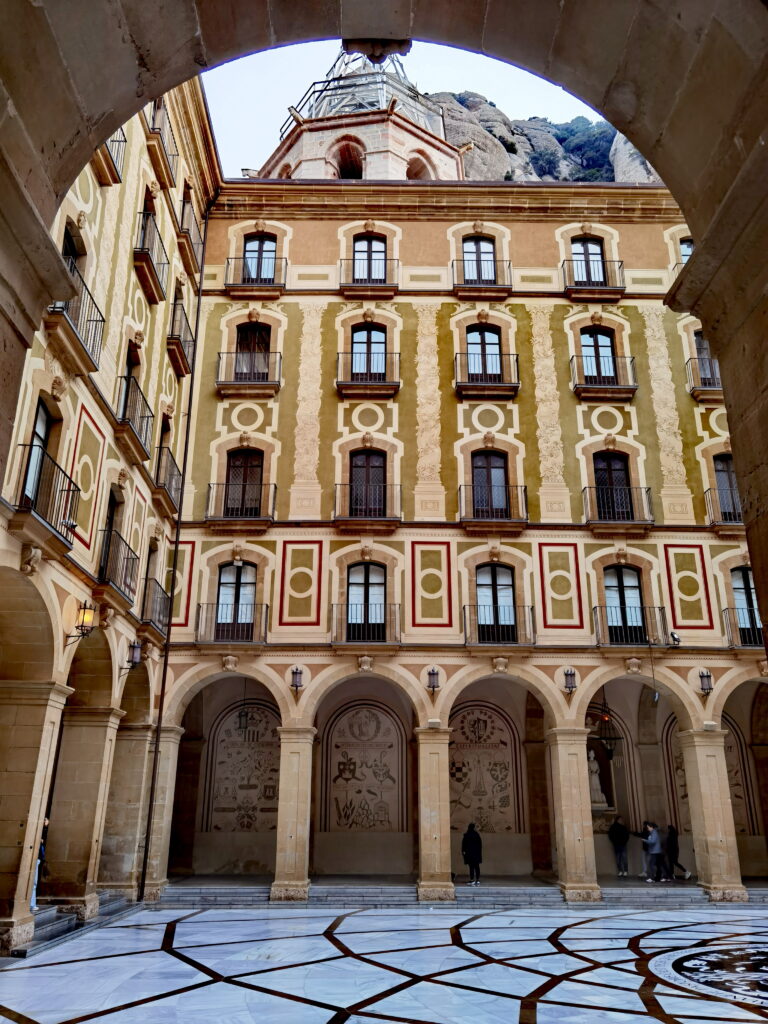 Der feudale Innenhof im Kloster Montserrat - der Boden ist aus weißem Marmor mit zahlreichen Ornamenten