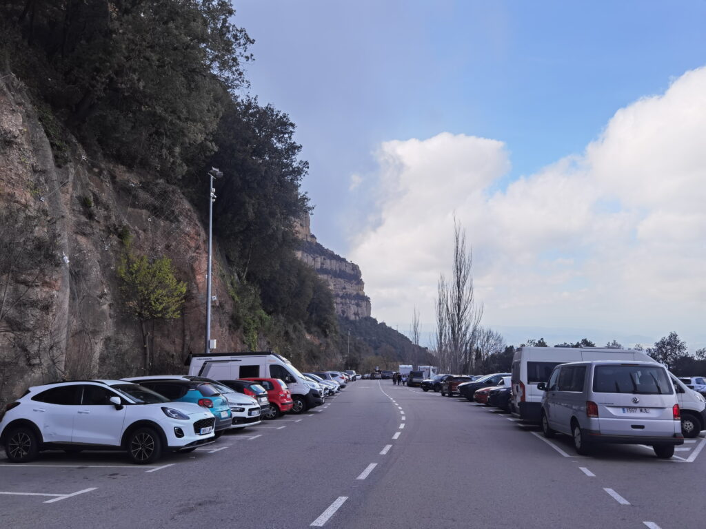 Kloster Montserrat Parkplatz entlang der Straße