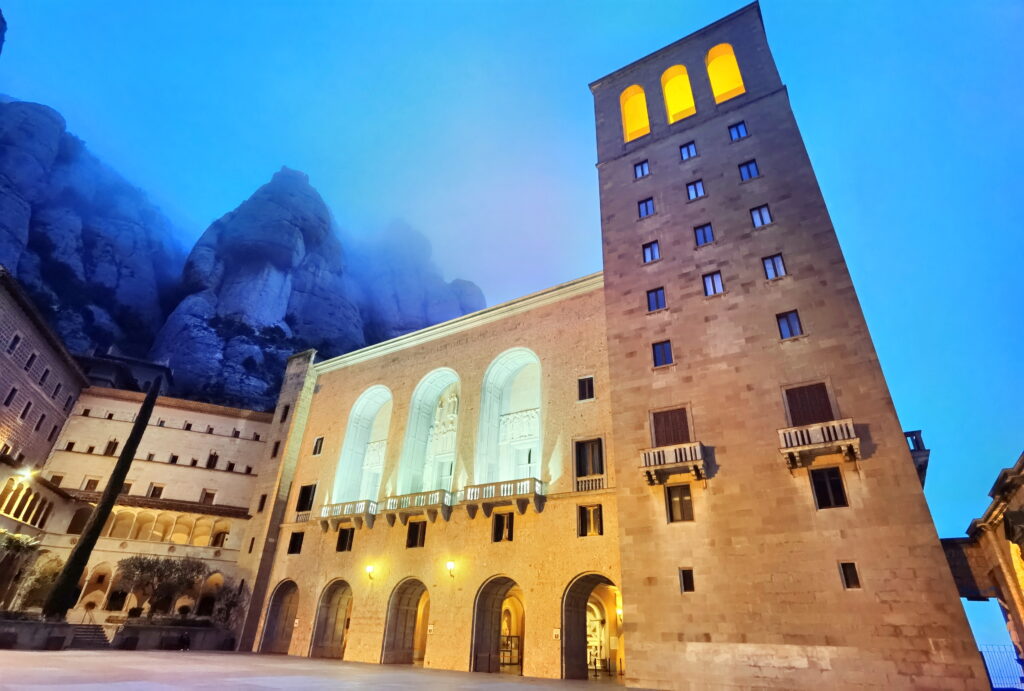 Kloster Montserrat bei Nacht - wenn abends die Tagestouristen den Ort verlassen, wird es richtig ruhig