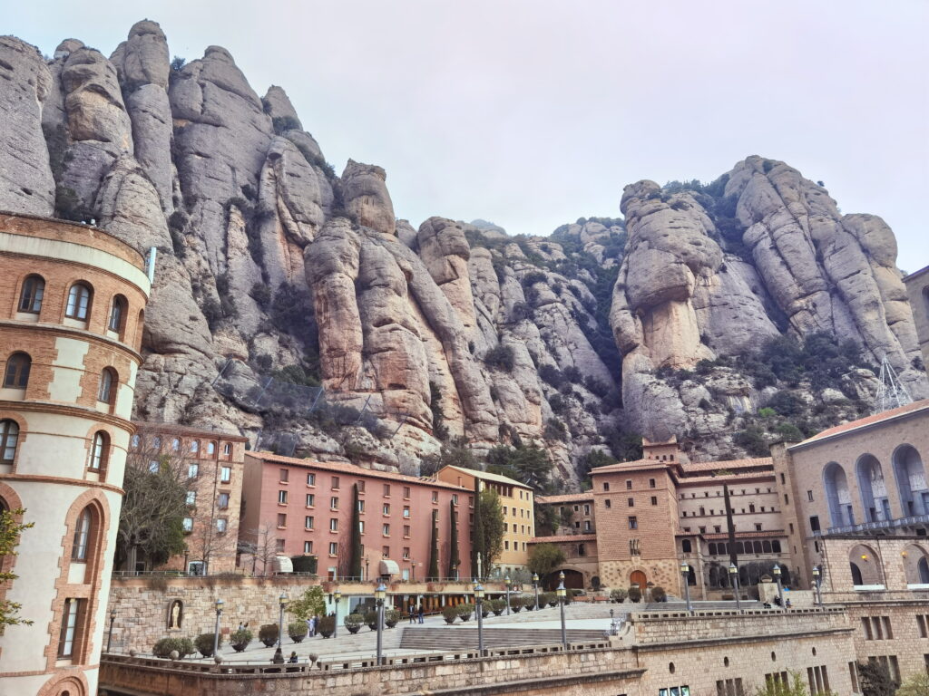 Wie kommt man am besten nach Montserrat? So geht die Montserrat Anreise!