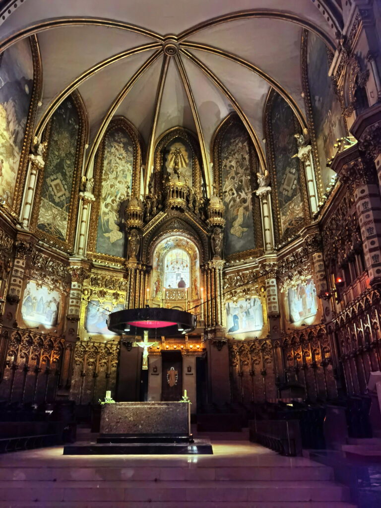 Der Blick auf die Schwarze Madonna "La Moreneta" aus dem Kirchenraum - beachte oben in der Altarmitte die Person. Dorthin kannst du als Besucher gehen.